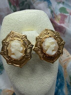 Vintage Glass  Cameo Screw back Earrings #350UE